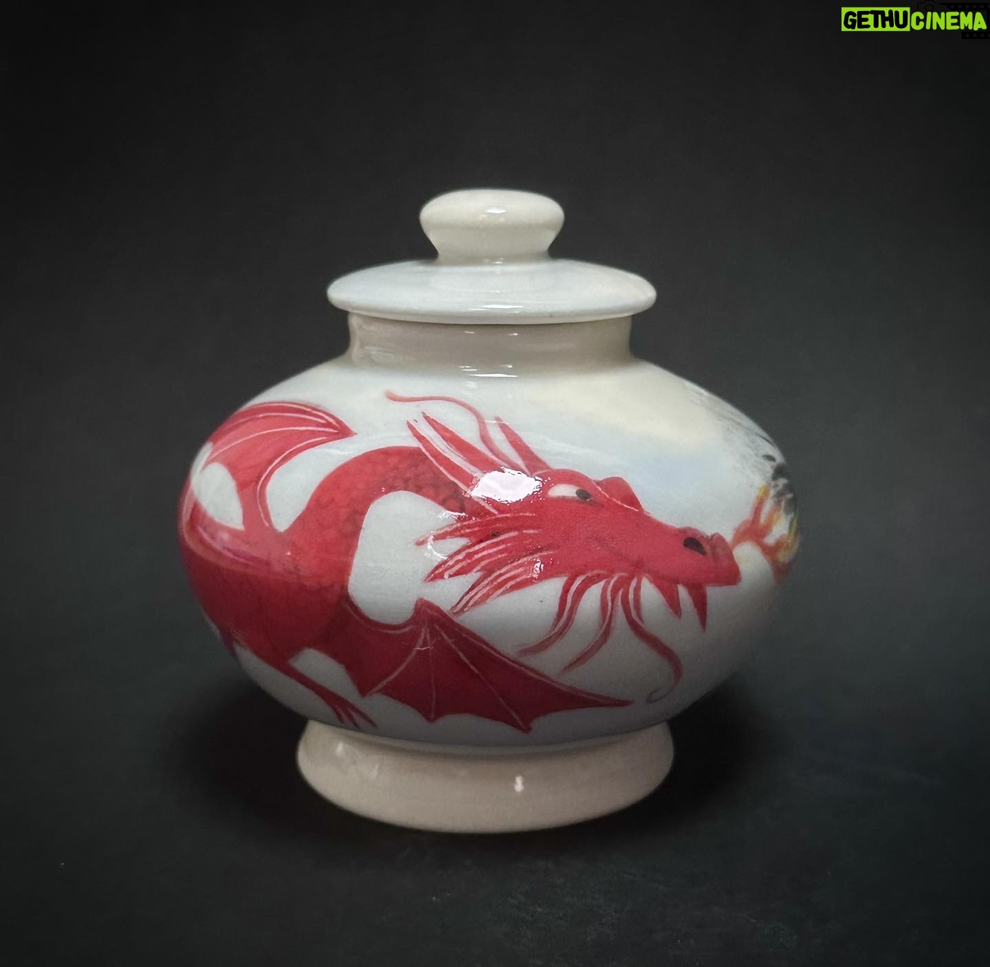 Emily Gravett - 1.2K Likes - I really struggle with controlling the finished shape of the pots I throw. My skill is definitely more in the decoration side, but I LOVE making things and am happy to try and fail. I was absolutely DELIGHTED when I managed to make this moon shaped dragon jar after a million attempts. My concentration face was Baddddddā¦
My pride was cut a bit short when my other half asked if it was an urn for a hamster.
Maybe I need to work on the size next
Anyway- I will be putting this little jar and my āNight Owlā candle holder into my online shop this Saturday (11th) at 7pm GMT