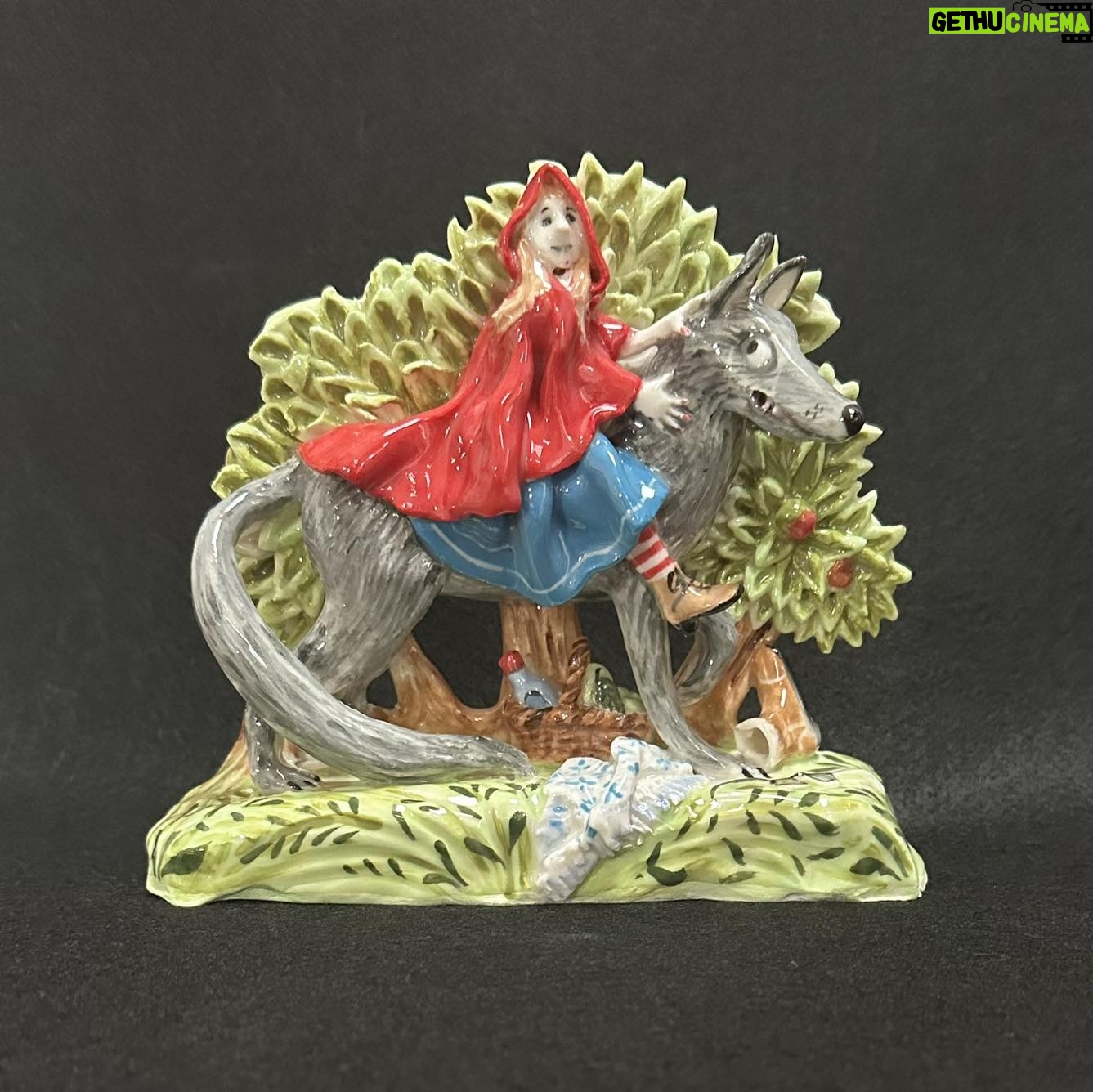 Emily Gravett - 1.7K Likes - I thought this should really be the first thing I showed you out of the kiln. Mainly because my mumās been dying to see it.
#potterylove #outofthekiln #porcelain #ceramicsart #littleredridinghood #notastaffordshireflatback #paperclay