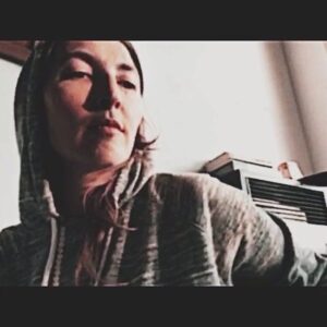 Emily Kokal Instagram - My 3rd cover is up 
Walk On By - Dionne Warwick
🚶🏻‍♀️🚶🏻‍♂️🚶🏻‍♀️🚶🏻‍♂️🚶🏻‍♀️🚶🏻‍♂️🚶🏻‍♀️🚶🏻‍♂️🚶🏻‍♀️ One more Friday left! 
What a wild month it’s already been..Grateful for the project to keep singing through it all 💐 *to watch download app, link in bio
#fourfridays #moreonvero