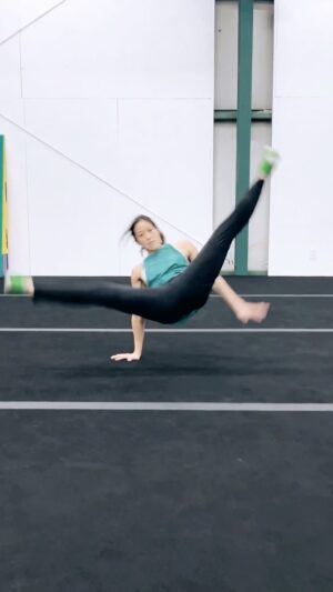Emily Tung Instagram - I call those helicoptwirls 😂😂
🎥 @dreed36flipz 
.
.
.
.
#tricking #trickinglife #stuntwoman #stunts #stuntpoc #stuntdouble #stunttraining #stuntlife #parkourgym #parkourgirl #martialarts #martialartslife #martialartist #martialartstraining #wushu #kungfugirl #shaolinkungfu #tkd #tkdgirl #taekwondotraining #gymnastics #bgirl #breakdance #aerial #helicoptero #flare #powermoves