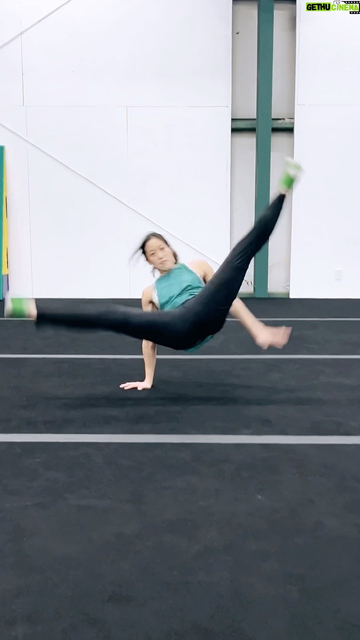Emily Tung - 347 Likes - I call those helicoptwirls 😂😂
🎥 @dreed36flipz
.
.
.
.
#tricking #trickinglife #stuntwoman #stunts #stuntpoc #stuntdouble #stunttraining #stuntlife #parkourgym #parkourgirl #martialarts #martialartslife #martialartist #martialartstraining #wushu #kungfugirl #shaolinkungfu #tkd #tkdgirl #taekwondotraining #gymnastics #bgirl #breakdance #aerial #helicoptero #flare #powermoves