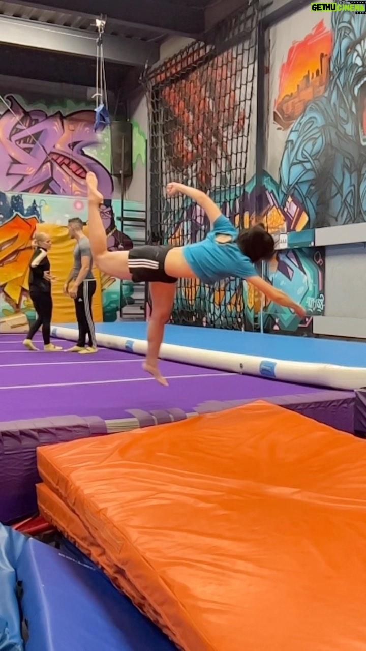 Emily Tung - 1.1K Likes - That time I landed my very first btwist 🥲🤩
A little shout out to @brooklynzoony for being my training lab since 2014. Everything from breaking, parkour, tricking, fighting, stunts, pole and even auditions!! A one stop destination for all the things I do 😃
.
.
.
.
#wushu #kungfu #martialarts #martialartist #wushugirl #fightgirl #stunts #stuntwoman #stuntman #stunttraining #actionactor #stuntdouble #fightchoreography #btwist #tricking #martialartstricking #shaolinkungfu #mma #muaythai #boxing #femalefighter #femalemartialartist #chunli #gym #stuntlife #tkd #tkdgirl #kicks #stuntpoc #taekwondotraining