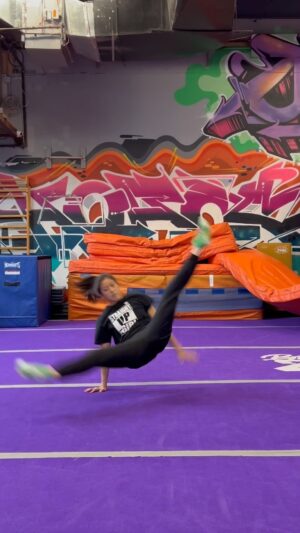 Emily Tung Instagram - Feeling those gains 💪🏻
.
.
.
.
#acro #gym #bgirl #athleisure #gains #training #workout #flips #gymnastics #calisthenics #tricking #kicking #kicks #tkdgirl #stuntwoman #stuntlife #stuntdouble #stuntpoc #stuntperformer #stuntman #actionactor #wushugirl #martialartstraining #martialartsgirls