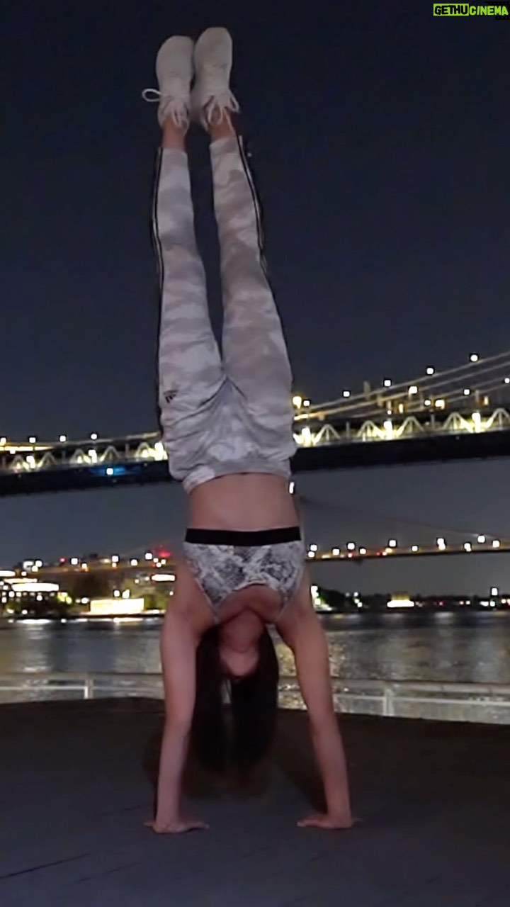 Emily Tung - 1K Likes - Originally filmed this for a promo clip for a TV show I was going to be on, but I was chopped from the roster due to a schedule conflict. It was not fun trying to film this hours before my flight. But I also didn’t want to look bad on TV 📺 Ps. I ripped my pants doing this, so now I’m also down one pair of pants 👖 the things I do for my craft!!
.
.
.
.
#breakdancer #bgirl #breaking #hiphop #newyork #newyorkhiphop #stuntgirl #stuntwoman #stuntdouble #stuntlife #stuntpoc #summerjam #freerunning #freerunninglife #calesthenics #streetworkouts #adventurine #adventuregirl #actionaddict #tricking #martialartstricking #martialartists #martialartsgirls #wushugirl #aerial #straddlepress #handstandpress #gymnastics #brooklynbridge