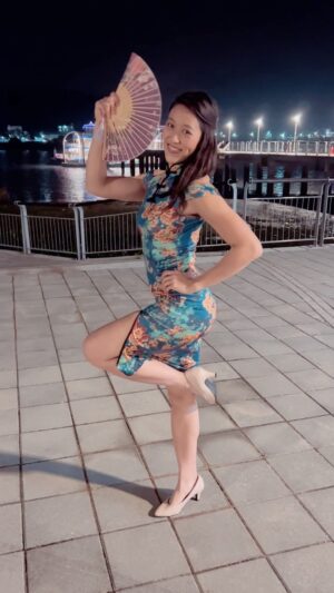 Emily Tung Instagram - 上海夜
.
.
.
#kungfugirl #mulan #martialartist #wushugirl #fightgirl #stuntwoman #actionactor #stuntdouble #streetfighter #kitana #qipao #shanghailife #shaolinkungfu #femalefighter #femalemartialartist #chunli #tkdgirl #shanghainight #春麗 #夜上海 #上海 #旗袍