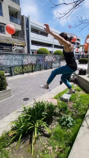 Emily Tung Instagram - Little Tokyo sesh 😍
🎥 @ghost_traceur 
.
.
.
.
#parkour #parkourlife #flow #movement #parkourgirl #freerunning #freerunner #stuntwoman #stuntgirl #sportparkour #martialartist #kungfulife #kungfugirl #wushugirl #ninja #littletokyo #parkourtraining #parkourfreerun #parkourday #parkourpark