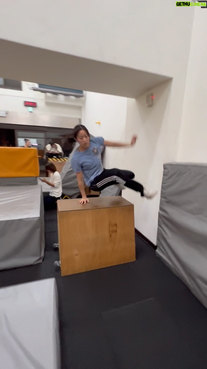 Emily Tung - 239 Likes - 新年第一波 flow day
🎥 @wellyunbao
.
.
.
.
#parkour #movementcreative #parkourjam #movementforlife #movetogether #parkourlove #parkourfreerun #parkourcommunity #parkourfreerun #parkourgirl #parkourwomen #stuntgirl #stuntwoman #stuntdouble #stuntlife #stuntpoc #summerjam #freerunning #freerunninglife #calesthenics #streetworkouts #adventurine #adventuregirl #actionaddict #lache #bars