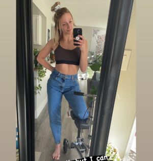 Emily Whitmire Instagram - I still can’t walk but I can put real pants on 💁🏼‍♀️ #levi #lasvegas #post #surgery #lifeofadventure