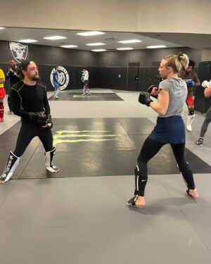 Emily Whitmire Instagram - Friday fun with @joker_gang35 👊 #mma #lasvegas #syndicate #gym #ufc #striking #drills #drillersmakekillers