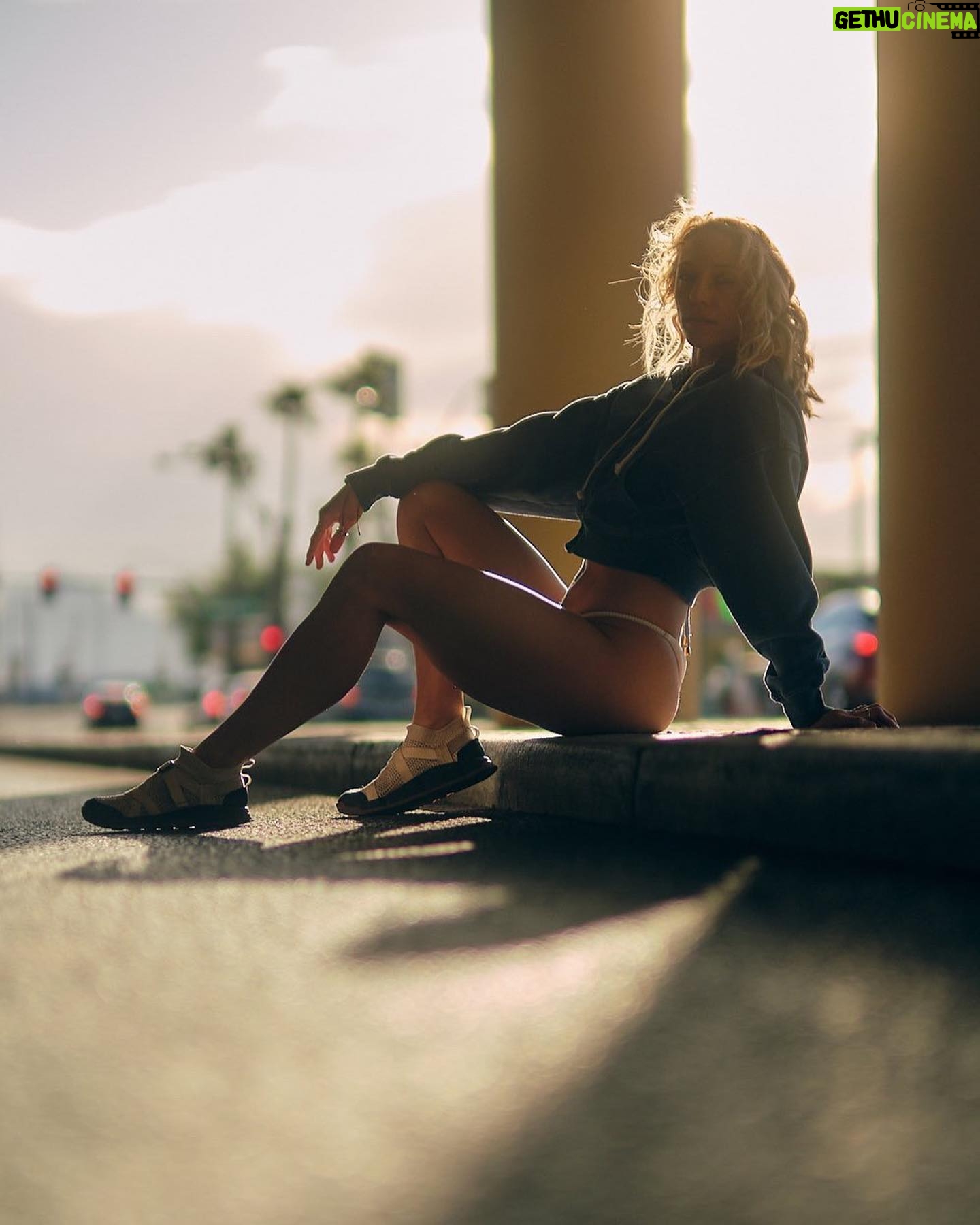 Emily Whitmire - 2K Likes - How I felt all day knowing my taxes have been done for months 😅 @curt 📸 #lasvegas #nevada #photography #lovethiscity #lv #thestrip #photoshoot #nv #california #retro #fitness #model #lasvegasstrip #vegasphotography