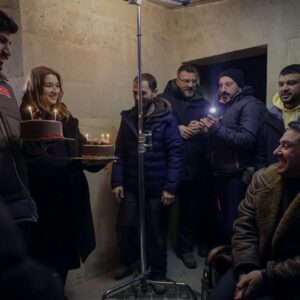 Emir Benderlioğlu Instagram - Bence artık unutulmaya yüz tutmuş, misafirperlik, dostluk, ahte vefa, samimiyet gibi kavramların içinin doldurulduğu ve  yazım, çekim, oyunculuk ve montaj kavramlarından müteşekkil yapım kalitesiyle, Türk televizyonunda eşine az rastlanır bir seviyeye ulaşmış son bölümüyle toplam 7 bölüm sürmüş olan bu maceranın sonuna geldik. Benim için unutulmaz bir deneyimdi. Eski dostlardan yeni dostlara, bu sette çalışan istisnasız  herkese ayrı ayrı teşekkür ediyorum... @teskilattrt  @timsandb