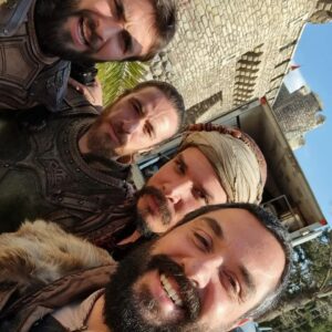 Emir Benderlioğlu Instagram - Yorulduk mu, yorulduk...Üşüdük mü üşüdük...peki şartlar ne kadar zor olursa olsun keyifle calıştık mı?Kesinlikle...Çünkü kamera önünde ve arkasında hep güzel insanlar vardı...Paylaştığım resimlerde olmayanlar alınmasın, 21 bölüm boyunca çalıştığım Barbaroslar:Akdeniz'in Kılıcı setindeki istisnasız tüm emekçilere tek tek selam olsun.... #barbaroslarakdenizinkılıcı #sezonfinali #pirireis @barbaroslardizi @trt1