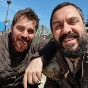 Emir Benderlioğlu Instagram - Yorulduk mu, yorulduk...Üşüdük mü üşüdük...peki şartlar ne kadar zor olursa olsun keyifle calıştık mı?Kesinlikle...Çünkü kamera önünde ve arkasında hep güzel insanlar vardı...Paylaştığım resimlerde olmayanlar alınmasın, 21 bölüm boyunca çalıştığım Barbaroslar:Akdeniz'in Kılıcı setindeki istisnasız tüm emekçilere tek tek selam olsun.... #barbaroslarakdenizinkılıcı #sezonfinali #pirireis @barbaroslardizi @trt1