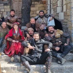 Emir Benderlioğlu Instagram - Yorulduk mu, yorulduk...Üşüdük mü üşüdük...peki şartlar ne kadar zor olursa olsun keyifle calıştık mı?Kesinlikle...Çünkü kamera önünde ve arkasında hep güzel insanlar vardı...Paylaştığım resimlerde olmayanlar alınmasın, 21 bölüm boyunca çalıştığım Barbaroslar:Akdeniz'in Kılıcı setindeki istisnasız tüm emekçilere tek tek selam olsun.... #barbaroslarakdenizinkılıcı #sezonfinali #pirireis @barbaroslardizi @trt1