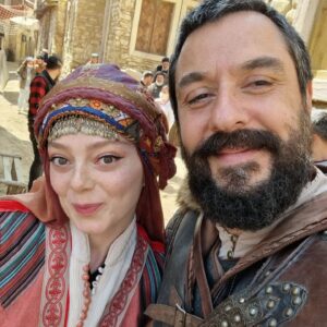 Emir Benderlioğlu Instagram - Yorulduk mu, yorulduk...Üşüdük mü üşüdük...peki şartlar ne kadar zor olursa olsun keyifle calıştık mı?Kesinlikle...Çünkü kamera önünde ve arkasında hep güzel insanlar vardı...Paylaştığım resimlerde olmayanlar alınmasın, 21 bölüm boyunca çalıştığım Barbaroslar:Akdeniz'in Kılıcı setindeki istisnasız tüm emekçilere tek tek selam olsun.... #barbaroslarakdenizinkılıcı #sezonfinali #pirireis @barbaroslardizi @trt1