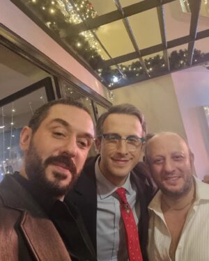 Emir Benderlioğlu Instagram - Küçücük bir parçası olmanın bile dünyalara bedel olduğu, beraber eşsiz zamanlar geçirdiğim bu ekibi, 30 Aralıktan itibaren @disneyplustr 'de evinize davet etmeyi şiddetle tavsiye ediyorum....
@gulsebir @aciktan @alinaboz @sebnembozoklu @borankuzum @fatihartman @mcengizbozkurt @busrapekin @deryakaradas1 @iremsak @alicanyucesoy @aytasozeri @enistesigelmis @nazmisinan @kubilayqbtuncer @zeyneptroil @bkmonline