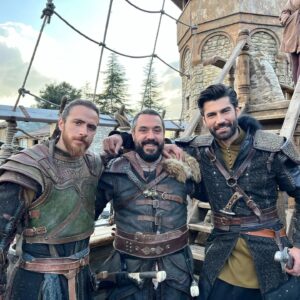 Emir Benderlioğlu Instagram - Yorulduk mu, yorulduk...Üşüdük mü üşüdük...peki şartlar ne kadar zor olursa olsun keyifle calıştık mı?Kesinlikle...Çünkü kamera önünde ve arkasında hep güzel insanlar vardı...Paylaştığım resimlerde olmayanlar alınmasın, 21 bölüm boyunca çalıştığım Barbaroslar:Akdeniz'in Kılıcı setindeki istisnasız tüm emekçilere tek tek selam olsun.... #barbaroslarakdenizinkılıcı #sezonfinali #pirireis @barbaroslardizi @trt1