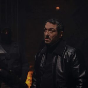 Emir Benderlioğlu Instagram - Bence artık unutulmaya yüz tutmuş, misafirperlik, dostluk, ahte vefa, samimiyet gibi kavramların içinin doldurulduğu ve  yazım, çekim, oyunculuk ve montaj kavramlarından müteşekkil yapım kalitesiyle, Türk televizyonunda eşine az rastlanır bir seviyeye ulaşmış son bölümüyle toplam 7 bölüm sürmüş olan bu maceranın sonuna geldik. Benim için unutulmaz bir deneyimdi. Eski dostlardan yeni dostlara, bu sette çalışan istisnasız  herkese ayrı ayrı teşekkür ediyorum... @teskilattrt  @timsandb