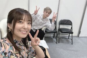 Emiri Kato Instagram - 台湾にてSPY×FAMILYのステージへ登壇させていただきました！

ファンの熱気がすごい🥹ありがとうございます！

そして初めての台湾を楽しんでいます☝️

#spyxfamily 
#台湾グルメ