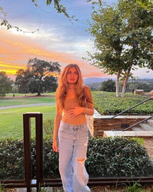 Emma Berman Instagram - Ginger hair, pretty calm beat - ice spice 

#sunsets#goldenhour#pinkhaze#sky#summer#clouds#weekendlook#prettyskies#bliss#sunsetlover#igsunset#emmaberman#skybrilliance#aritzia#caliskies🌅