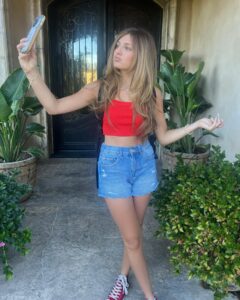 Actress Emma Berman HD Instagram Photos and Wallpapers September 2023