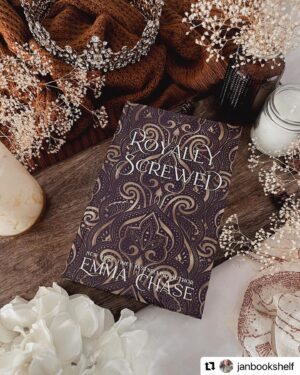 Emma Chase Instagram - Hello gorgeous! The #royallyseries special edition hardcovers are looking so lovely in these beautiful images from @janbookshelf!
😍❤️🥰
#repost