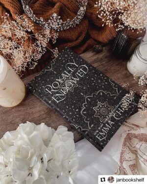 Emma Chase Instagram - Hello gorgeous! The #royallyseries special edition hardcovers are looking so lovely in these beautiful images from @janbookshelf!
😍❤️🥰
#repost