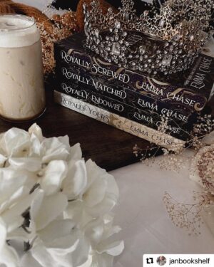 Emma Chase Instagram - Hello gorgeous! The #royallyseries special edition hardcovers are looking so lovely in these beautiful images from @janbookshelf!
😍❤️🥰
#repost
