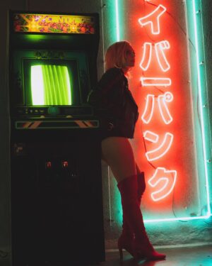 Emma Fyffe Instagram - Realizing I have actually posted very few of these dope photos I took earlier this year with @camricephoto wherein I look and feel dope as hell. Gotta get back to this. I’m working on it. 💪🏻 And all the love to @makeupbydevan who always makes me look and feel my absolute best. ♥️