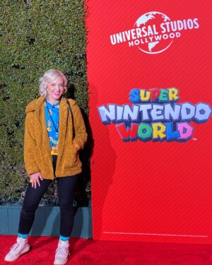 Emma Fyffe Instagram - Little me is so impressed. Had the honor of attending the Grand Opening Night Celebration of #SuperNintendoWorld at @unistudios. As most of y’all know, I was an employee of the park for 8 Years - so coming back for this momentous occasion was a huge triumph for me, professionally. Video of @bailienvspredator and me running around saving the Mushroom Kingdom coming to @getfandom soon. #letsago 💪🏻
.
💄 by the always incredible @makeupbydevan 💋
.
👚   🎒 by @cakeworthy via @geekyglamorous