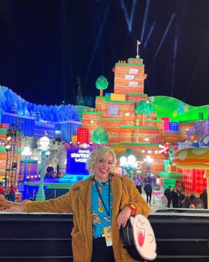 Emma Fyffe Instagram - Little me is so impressed. Had the honor of attending the Grand Opening Night Celebration of #SuperNintendoWorld at @unistudios. As most of y’all know, I was an employee of the park for 8 Years - so coming back for this momentous occasion was a huge triumph for me, professionally. Video of @bailienvspredator and me running around saving the Mushroom Kingdom coming to @getfandom soon. #letsago 💪🏻
.
💄 by the always incredible @makeupbydevan 💋
.
👚   🎒 by @cakeworthy via @geekyglamorous