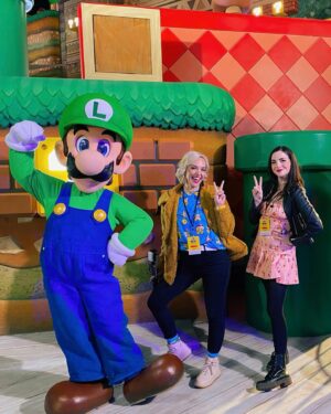 Emma Fyffe Instagram - Little me is so impressed. Had the honor of attending the Grand Opening Night Celebration of #SuperNintendoWorld at @unistudios. As most of y’all know, I was an employee of the park for 8 Years - so coming back for this momentous occasion was a huge triumph for me, professionally. Video of @bailienvspredator and me running around saving the Mushroom Kingdom coming to @getfandom soon. #letsago 💪🏻
.
💄 by the always incredible @makeupbydevan 💋
.
👚   🎒 by @cakeworthy via @geekyglamorous