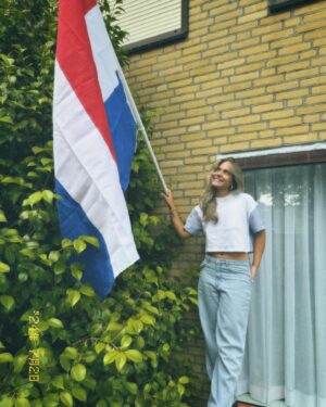 Emma Keuven Instagram - officieel geslaagd acteur 🎭❤️ 

(ja ik moest op een krukje staan lol)