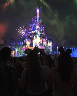 Emma Keuven Instagram - disney adventures 🏰💖🧸🥉

foto 1/2: foto sessie met anique voor de volgende prijsuitreiking 🕺
foto 3: NL 3de plek!!! 🥉🥉🥉 wat een top team
foto 4: de prachtige award!!! 💖
foto 5: de ratatouille attractie!!! wat een top attractie (stiekem misschien wel mn fav) 😄
foto 6: de vuurwerk show kijken met ons top team, wat een fantastische ervaring was dit!! 🎆💖
foto 7: wachten op de ‘stars on parade’ met niek ✨
foto 8: voor het kasteel van doornroosje 🌹😍
foto 9: electrical sky parade !!!! 😍😍💖
foto 10: SAMEN MET JOY!!!!! 💖🤪

#disneylandparis #dlpquest 🏰

*gifted