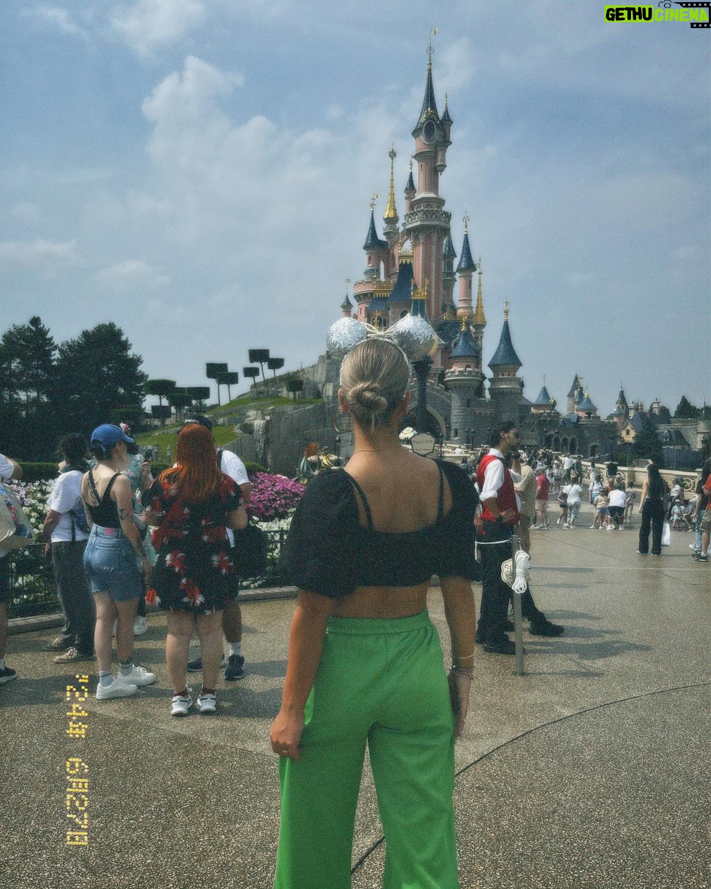 Emma Keuven - 5.1K Likes - disney adventures 🏰💖🧸🥉
foto 1/2: foto sessie met anique voor de volgende prijsuitreiking 🕺
foto 3: NL 3de plek!!! 🥉🥉🥉 wat een top team
foto 4: de prachtige award!!! 💖
foto 5: de ratatouille attractie!!! wat een top attractie (stiekem misschien wel mn fav) 😄
foto 6: de vuurwerk show kijken met ons top team, wat een fantastische ervaring was dit!! 🎆💖
foto 7: wachten op de ‘stars on parade’ met niek ✨
foto 8: voor het kasteel van doornroosje 🌹😍
foto 9: electrical sky parade !!!! 😍😍💖
foto 10: SAMEN MET JOY!!!!! 💖🤪
#disneylandparis #dlpquest 🏰
*gifted