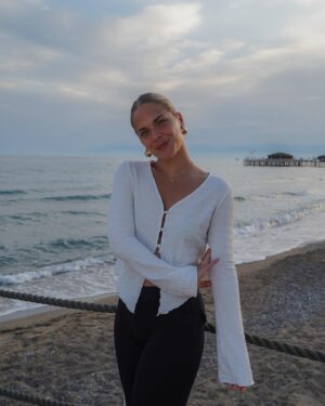 Emma Keuven Instagram - sunkissed 🥥🌸🩷✨🌴

📸: @chantalantonidesfotografie