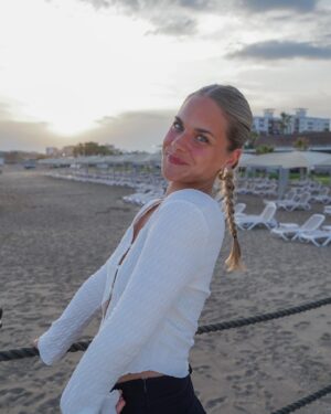 Emma Keuven Instagram - sunkissed 🥥🌸🩷✨🌴

📸: @chantalantonidesfotografie