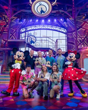 Emma Keuven Instagram - disney adventures 🏰💖🧸🥉

foto 1/2: foto sessie met anique voor de volgende prijsuitreiking 🕺
foto 3: NL 3de plek!!! 🥉🥉🥉 wat een top team
foto 4: de prachtige award!!! 💖
foto 5: de ratatouille attractie!!! wat een top attractie (stiekem misschien wel mn fav) 😄
foto 6: de vuurwerk show kijken met ons top team, wat een fantastische ervaring was dit!! 🎆💖
foto 7: wachten op de ‘stars on parade’ met niek ✨
foto 8: voor het kasteel van doornroosje 🌹😍
foto 9: electrical sky parade !!!! 😍😍💖
foto 10: SAMEN MET JOY!!!!! 💖🤪

#disneylandparis #dlpquest 🏰

*gifted