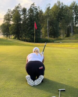 Emma Kimiläinen Instagram - Perfect weekend = golf x water sports × great company 🫶

Ilmoittauduin muuten kaikkiin @bmwladiesgolf kisoihin, niin piti alkaa vähän harjoittelemaan ennen tämän viikon Tahkon osakilpailua... 😅 Tuu säkin kanssanainen mukaan, edes yksittäisiin kisoihin?

Mulla itselläni takana nyt tsägällä 10 kierrosta golfia parille vuodelle ripoteltuna, että ei muuta kuin kisoihin vaan mukaan vähemmälläkin kokemuksella, tekemällä oppii! 😄

Lisätietoa @bmwladiesgolf tai www.ladiesgolf.fi 

#golf #bmwladiesgolf #golfing #ladiesgolf