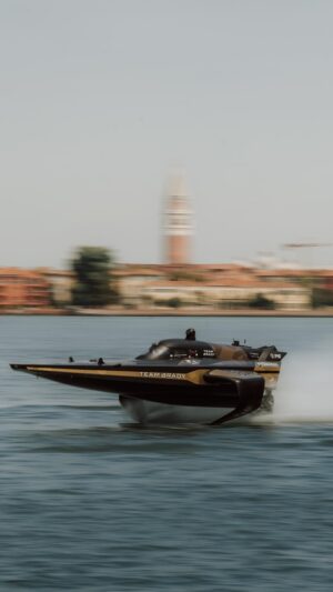Emma Kimiläinen Instagram - Gliding into the weekend like 🚀🤌🏻

#e1series #racing #motorsport #tombrady #teambrady #motorsports #race #powerboat #boat #racebird #esport #tb12