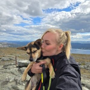 Emma Kimiläinen Instagram - Connecting with nature 🌱
and Tyson 🐶

#hiking #patikointi #luonto #kilpisjärvi #saanatunturi
#saana #outdoor #outdooractivities #dogsofinstagram #finland #visitfinland #visitlapland #lapland