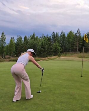 Emma Kimiläinen Instagram - Perfect weekend = golf x water sports × great company 🫶

Ilmoittauduin muuten kaikkiin @bmwladiesgolf kisoihin, niin piti alkaa vähän harjoittelemaan ennen tämän viikon Tahkon osakilpailua... 😅 Tuu säkin kanssanainen mukaan, edes yksittäisiin kisoihin?

Mulla itselläni takana nyt tsägällä 10 kierrosta golfia parille vuodelle ripoteltuna, että ei muuta kuin kisoihin vaan mukaan vähemmälläkin kokemuksella, tekemällä oppii! 😄

Lisätietoa @bmwladiesgolf tai www.ladiesgolf.fi 

#golf #bmwladiesgolf #golfing #ladiesgolf