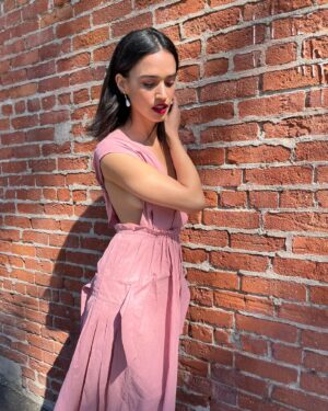 Emma Pasarow Instagram - 🌷🌸🌷🌸

💕unbelievable day, unbelievable team💕
Styled by @sydneylopez 
Makeup by @melaniemakeup 
Hair by @bobbyeliot 
@netflixfilm #alongfortheride @ferragamo @karo_koru @jesssze @mrsbuvalo @anabedayo @brianna.ancel @justbeinavi