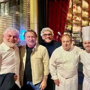 Emmanuel Bassoleil Instagram - Meu #tbt de hoje é sobre um jantar especial de terça-feira que tivemos no @lespresidents_jacquin . 
Comida excelente e companhia maravilhosa . . 
Parabéns @erickjacquin e @_rvillar 👨‍🍳Merci @janyckdaudet . 
Na mesma noite @alexatala festejando o aniver de sua esposa Márcia. 
#amigos #trufas #filetpoivre #chef #cuisinefrançaise🇫🇷