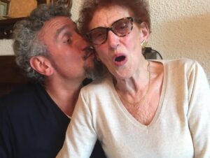 Emmanuel Bassoleil Instagram - UM FELIZ DIA MÃE ( no calendário brasileiro, sei que na frança será daqui a 2 semanas ) 💕
Logo-logo estaremos juntos ❤️
Joyeuse fête maman ‼️
Très bientôt nous serons près de toi 🙏
#chantal #maman #diadasmaes #fêtedesmères #auxonne #bourgogne