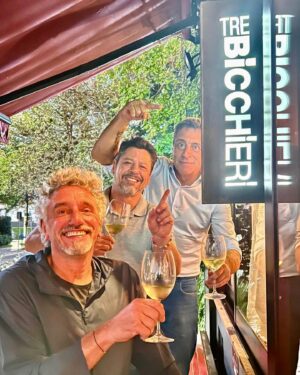 Emmanuel Bassoleil Instagram - Restaurante @trebicchieri_ vc conhece ? 
Tre Bicchieri quer dizer em italiano 3 copos .
Pra mim quer dizer restaurante italiano Tri legal 👌
1 - comida
2 - serviço 
3 - ambiente
Aqui nestas fotos de domingo a tarde somos 3 amigos de longa data (   de 30 anos) . 
1-Grazie 
2-Merci 
3-Obrigado .  Meus amigos para esse momento especial . 
Amo vcs . 🩷
O spaghetti ao vongole que comemos estava maravilhoso ( boa dica)
Grazie @danielacutait pelos seus retratos sempre 3jolie. 
@cidsimao @chefrodrigoqueiroz  #cozinhaitaliana #instaitalia