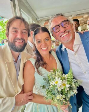Emmanuel Bassoleil Instagram - Mais um casamento neste sábado ‼️Mas desta vez do lado dos convidados e não nos bastidores (até uma certa hora 🙏👌😉👨‍🍳) 
Orgulho por fazer parte desse comitê super especial que Janaína e Leandro escolheram a dedos . 
Parabéns e muita Felicidade para vcs @janainarueda1 e @lelangoni 😍👨‍🍳
Galera animada no som da @vaivaioficial com caipirinha e comida da @abrasileirasp . 

@danielacutait , Marcão @cozinhabruta  @marcelokatsuki 
o casal chic @tassia_magalhaes e @danyel_steinle @flavinhaquaresma 
@bellamasano #casamento #wedding #centrodacidade