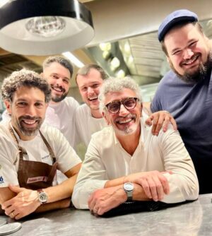 Emmanuel Bassoleil Instagram - O BRASIL É GAÚCHO .. 
Uma noite de Sucesso em pró das vítimas do Rio Grande do Sul 🙏
Juntos somos mais fortes 👨‍🍳
@dalvaedito 
@alexatala 
@manubuffara 
@tuca.mezzomo 
@fredcaffarena 
@robertasudbrack 
@orubenscatarina 
@manuelleferraz 
@rodrigomocoto 
@telmashiraishi 
@arricoser 
@felipebronze 
@lbassoleil 
@naia_wasi 
@vanessarika_ 
@rafael_aokii 
@erickjacquin 
#riograndedosul #sosriograndedosul #somostodosgauchos