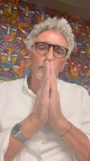 Emmanuel Bassoleil Instagram - VEM … VAMOS QUE JUNTOS SOMOS MAIS FORTES … ‼️🆘
PIX DA CAMPANHA: 
irmaostalheres@gmail.com 
#sosriograndedosul 
#riograndedosul 
#riograndedosuloficial 
@irmaosdetalheresoficial 
@fabio_scarabotto 
@laurent.suaudeau 
@c_troisgros