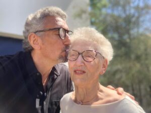 Emmanuel Bassoleil Instagram - UM FELIZ DIA MÃE ( no calendário brasileiro, sei que na frança será daqui a 2 semanas ) 💕
Logo-logo estaremos juntos ❤️
Joyeuse fête maman ‼️
Très bientôt nous serons près de toi 🙏
#chantal #maman #diadasmaes #fêtedesmères #auxonne #bourgogne